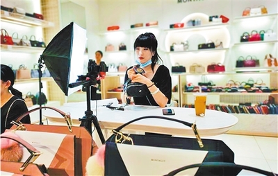 箱包之都逆風(fēng)闖市場 服裝服飾零售的轉(zhuǎn)型之路