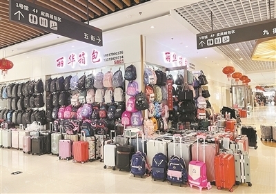 開學季遇上旅游熱，南昌箱包市場銷售火爆，日用百貨同步升溫